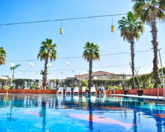 Mm Continental Hotel - Ambāla - Pool