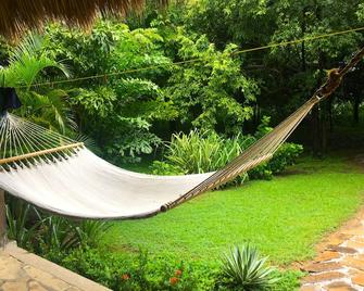 Casa Loca Roca: Unique Comfortable Living Steps Away from Great Surf! - San Juan - Patio