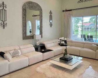 Elegant home private pool private patio bar with TV on lake - Coral Springs - Living room