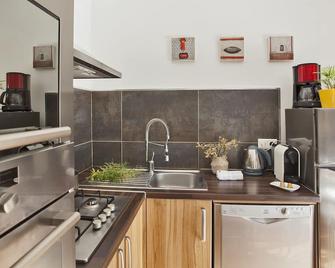 Amarylis à Calvi location 2 pers avec clim jardin piscine et barbecue - Calvi - Cucina