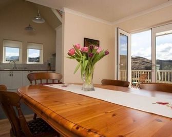 Mallaig Cottage - Harry Potter Steam Train Passes at bottom of Garden - Mallaig - Dining room
