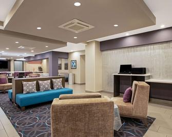 La Quinta Inn & Suites by Wyndham Fayetteville - Fayetteville - Area lounge