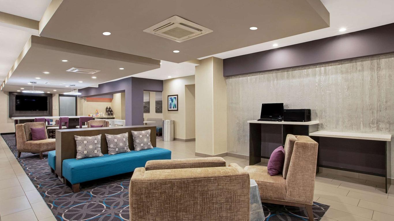 La Quinta Inn & Suites by Wyndham Fayetteville