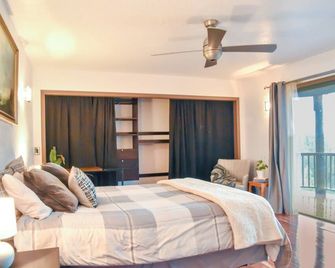 Private Room and Entrance, amazing views, deck space. - Redding - Bedroom