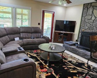 Your Own Private Paradise - Charming 3-bedroom Farmhouse with Private Pool - Hogansville - Living room