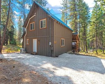 Newly owned Cabin w/ private hot tub, A/C & covered deck - Dog Friendly! - Leavenworth - Edificio