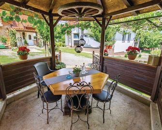 Nice Home In Licko Lesce With Wifi - Ličko Lešće - Patio