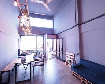 Asleep Hostel - Kanchanaburi - Dining room