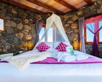 Romantic & Deluxe Eco Tower, with a 360º Sea/Mountain View, Pool, WIFI, @ Beach - Haría - Bedroom