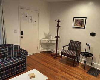 Plaid Pad - Stylish Retreat 12 min to Airport & Downtown - Charlotte - Wohnzimmer