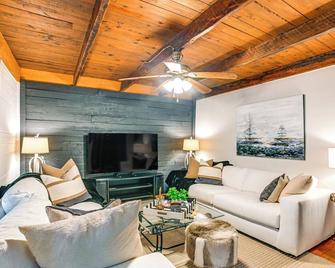 Lovely Gilbertsville Cabin w/ Patio, 4 Mi to Water - Gilbertsville - Wohnzimmer