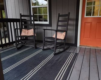 Curve Cottage located on The Rattlesnake 192 just outside of Somerset. - Somerset - Binnenhof