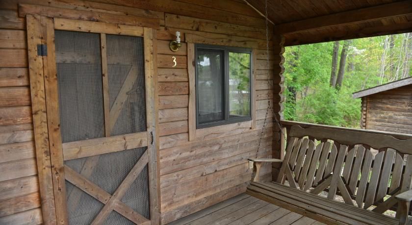 Robin Hill Camping Resort One-Bedroom Cottage 8