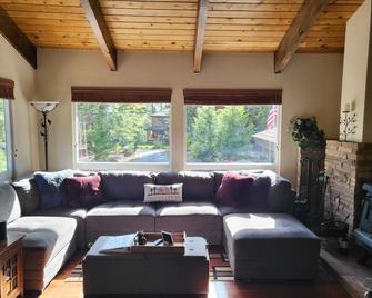 New Listing! Perfect location around the corner from Rec 2 in LACC! - Westwood - Sala de estar