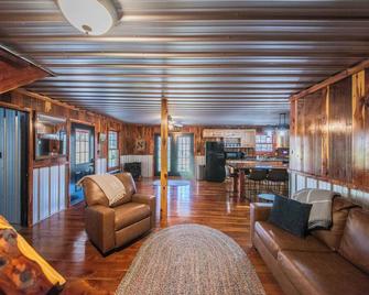 Mountain Cabin just off Lake Barkley in Kuttawa, KY - Kuttawa - Living room