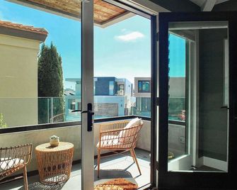 Naples Luxury Retreat - 2 Bdr Stay For 4 With Rooftop Patio Near Shops - Long Beach - Balkon