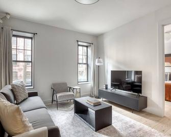 Ideal Brooklyn Heights 2BR w/ Elevator & W/D, nr Promenade, by Blueground - Brooklyn - Living room