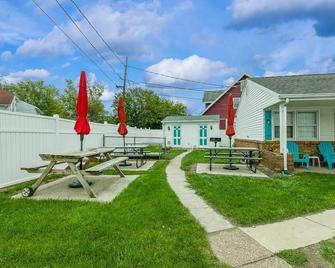 Riviera Motel - Erie - Innenhof