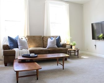 Crisp 2 bedroom upstairs apartment in historic duplex - Cleveland - Living room