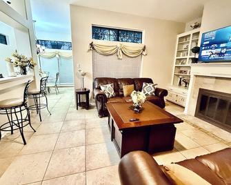 Charming 3-BR Home in Pasadena near highways, industry, shopping - Pasadena - Living room