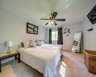 Richmond Heights Retreat with Patio and Fire Pit! - Richmond Heights - Bedroom