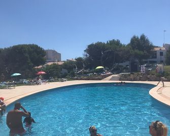 Ground floor 2 bedroom apartment situated in the Cost Arenal complex - Arenal d'en Castell - Piscine