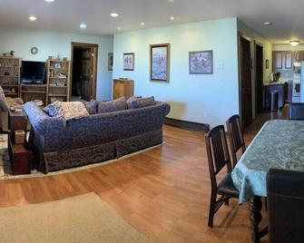Relaxing on the River at a River Front Condo! - Bullhead City - Living room