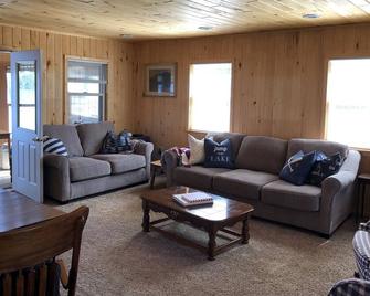Waterfront 2 Br Cottage In Copper Harbor With Private Dock - Copper Harbor - Sala de estar