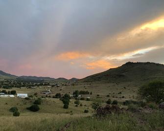 Cozy Home With Mountain Views Near Davis Mtn State Park and McDonald Observatory - Fort Davis - Outdoors view