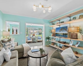 Heated Pool at Serendipity, a Peaceful Hidden Gem Near Beaches, Shopping & Dining Hot Spots!! - Fort Lauderdale - Living room