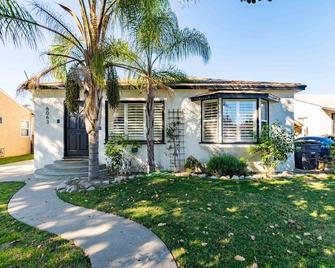 Coastal Retreat With a minimum stay of 30 days - Lakewood - Building