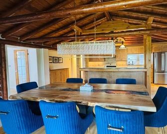 Lakewoods Cottage Resort - Dwight - Essbereich