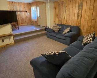 Cozy 2 bedroom suite with living room. Close to hiking trails, ski resorts and family parks! - Stahlstown - Sala de estar
