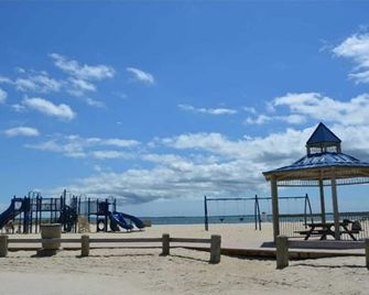 Beautiful Colonial Mint Condition Summer House Walking Distance to Beach - Laurel - Bãi biển