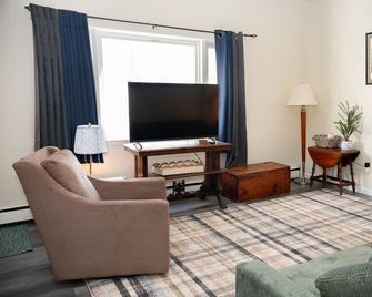 Cozy Pleasant St Apartment in Downtown Middlebury! - Middlebury - Living room