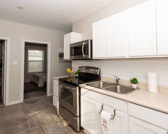 Home Away from Home - 2 Bedroom Duplex Outer Core of Downtown Moncton - Moncton - Cocina