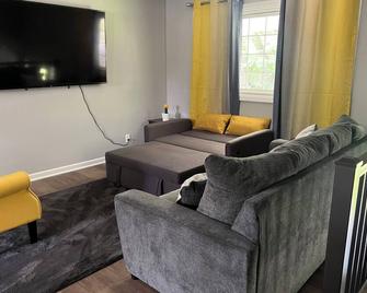 Cozy home in Rockford Sleeps 8 - Rockford - Living room