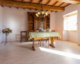 Villa Costanzi: Comfy Apartment Below The Cucco - Sigillo - Comedor