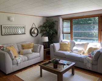 1 Mile to Leech Lake - Private Farmhouse- Great Location and Setting! - Walker - Wohnzimmer