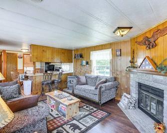 Pet-Friendly Home with Decks and Fire Pit in Perham! - Caribou - Sala de estar