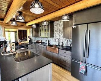 Alder Lake Retreat Near Mt. Rainier, Sleeps 10, Swimming Pond, Jacuzzi, A/C, - Eatonville - Kitchen