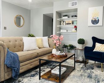 [SP 1145 - 4 ] New OU-2 bed 2 bath apartment close to OU, Norman Regional Hospital - Norman - Living room