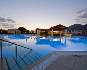 Island Blue Hotel - Pefki - Piscina