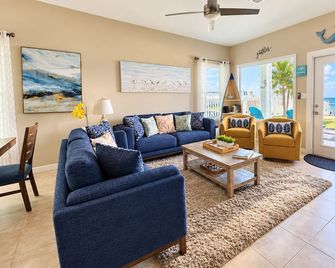 Bayfront Home ~close to beach~ Community pool~ hot tub ~ family friendly. - Port Isabel - Wohnzimmer