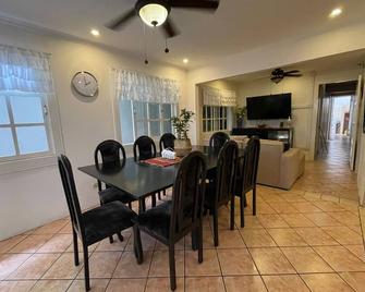 Well-appointed private 3 bedroom house - fast wifi, attached garage, laundry & + - Colón - Comedor
