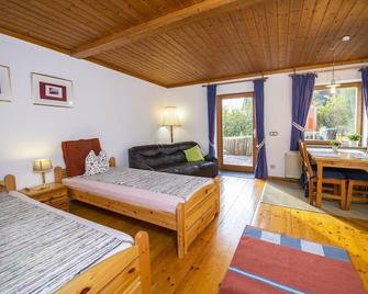 Cozy vacation apartment (55sqm) with living room/bedroom and terrace - Weiden in der Oberpfalz - Chambre