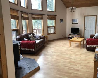 Large pet friendly home in Fairmont with hot tub. - Fairmont Hot Springs - Living room