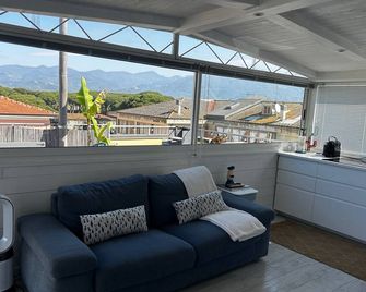 Cosy Apartment with Terrace view in Sarzana Italy - Marinella di Sarzana - Balcón
