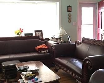 Baltimore-Washington DC Metro - Catonsville - Living room
