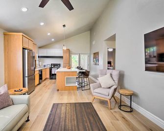 Renovated Yuma Home with Community Pool! - Yuma - Living room